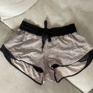 lululemon hotty hot shorts. size 8